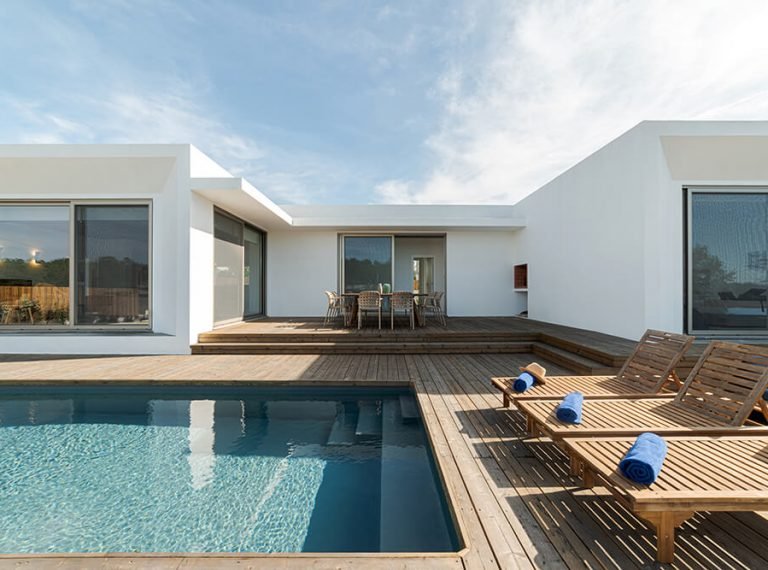lounge-chairs-in-modern-villa-pool-5YYYXT3-p2zxb577wi5vkyl8z6rmnchiun9cp6lgta033ik8jo